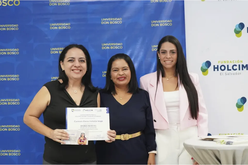 Fundación Holcim y Universidad Don Bosco gradúan a 33 mujeres en construcción