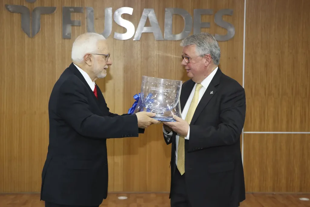 Rafael Barraza es nombrado Miembro Honorario 2026 de FUSADES