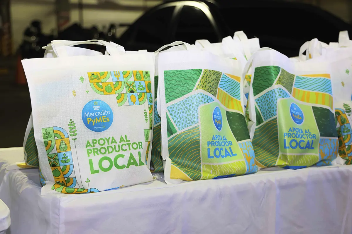 Walmart abre espacio a seis pymes salvadoreñas en feria de Santa Ana