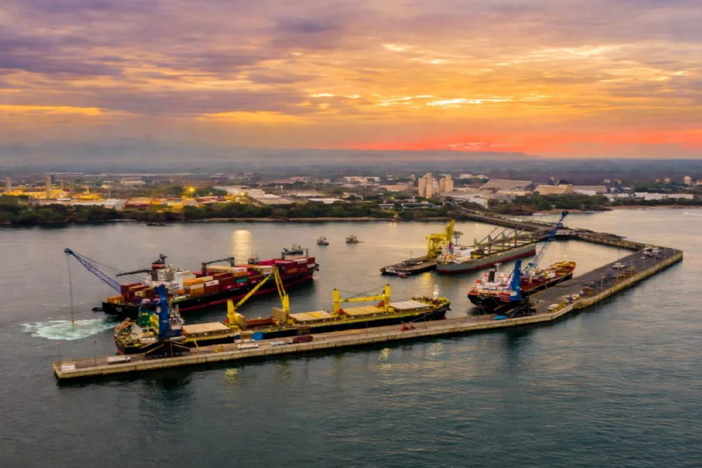 Puerto de Acajutla reduce de 12 días a 24 horas el tiempo de espera de buques